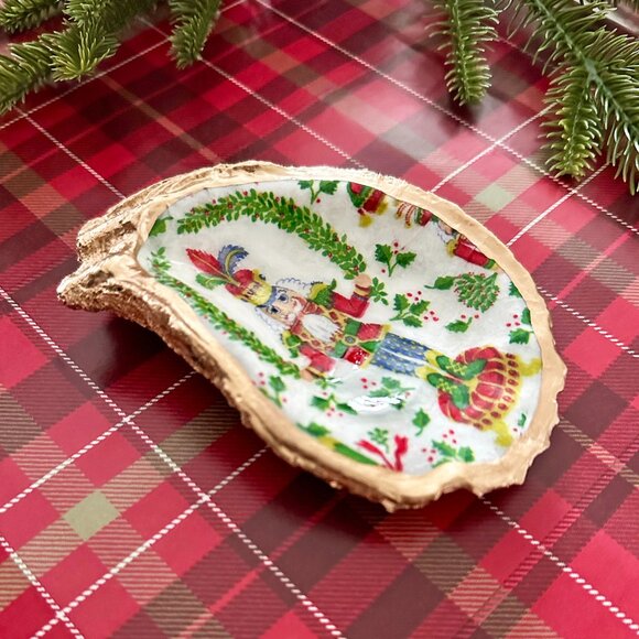 NWT Large Oyster Shell Nutcracker Decorative Dish - Picture 2 of 2